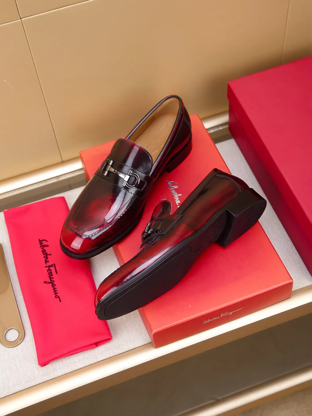 Men's shoes 💰460 🕷🕷🐂【Ferragamo】Ferragamo Popular fashionable leather shoes🇨🇳Official website counter 1:1 production, original mold opening💯Good quality can be seen, imported high-end first-layer waxed calfskin, water-dyed🐂leather lining🌿very clear texture, high-quality waterproof, non-slip and wear-resistant outsole🎋high quality and low price, truly handmade🍓colors available! Code number 39-44......(38.45.46.47 customized)